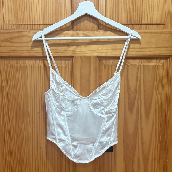 PrettyLittleThing Size 4 New With Tags White Corset Top - Picture 2 of 5